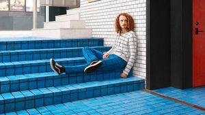 Mirip Bunglon, Fotografer Tangkap Momen Orang-orang Menyatu dengan Sekitarnya