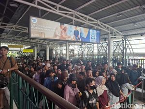 Antrean Penumpang KRL Jogja-Solo Membeludak di Stasiun Tugu Sore Ini