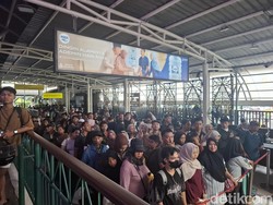 Antrean Penumpang KRL Jogja-Solo Membeludak di Stasiun Tugu Sore Ini