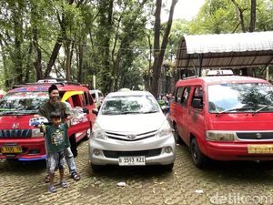 Warga Cakung Ini Sewa 2 Angkot ke Ragunan, Angkut 22 Anggota Keluarga