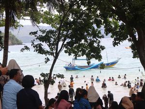 Ribuan Wisatawan Padati Wisata Pantai Trenggalek