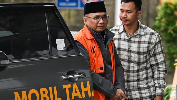 Tanda Tanya Besar bagi KPK Beri Yaqut Keistimewaan Tersangka kasus dugaan korupsi kuota haji dan penyelenggaraan ibadah haji Yaqut Cholil Qoumas (kiri) tiba di Gedung Merah Putih KPK, Jakarta, Selasa (24/3/2026). Mantan Menteri Agama periode 2020-2024 Yaqut Cholil Qoumas kembali menjalani penahanan d