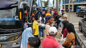 Arus Balik Mulai Meningkat, Terminal Kampung Rambutan Dipadati Pemudik
