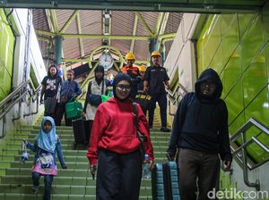 Video Pemudik Masih Ramaikan Stasiun Gambir H+5 Lebaran