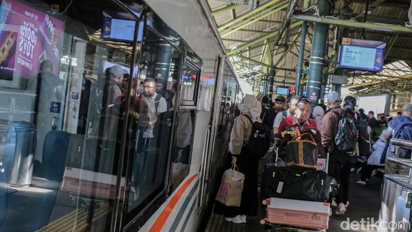 Arus Balik Padati Gambir, Belasan Ribu Pemudik Tiba di Jakarta