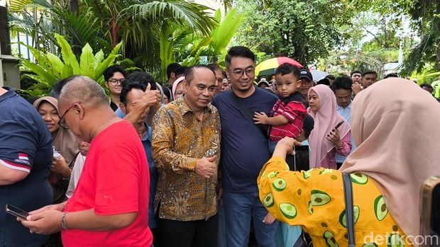 Eks Menteri Koperasi sekaligus Ketua Projo, Budi Arie, saat dikediaman Jokowi di Kelurahan Sumber, Kecamatan Banjarsari, Kota Solo, Rabu (25/3/2026).