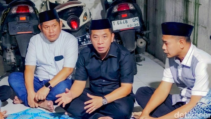 Bupati Karawang Aep Syaepuloh saat melakukan takziyah di rumah korban Rengasdengklok, usai kecelakaan di Majalengka.