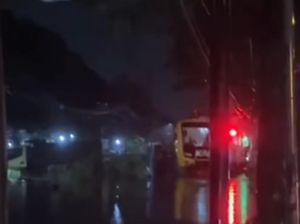 Banjir Rendam Rel Paksa Commuter Line Berhenti di Beji Pasuruan