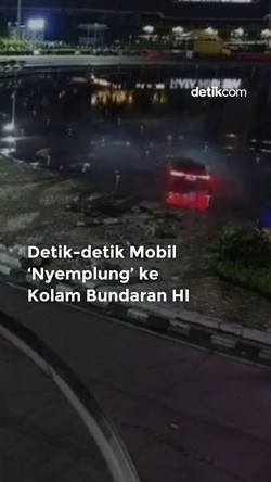 Video: Detik-detik Mobil Nyemplung ke Kolam Bundaran HI