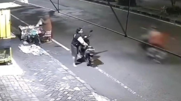 Detik-detik mobil Xenia menabrak dua perempuan di Jalan Raya Candi, Sidoarjo, hingga meninggal dunia terekam dalam video yang beredar di media sosial. (Foto: tangkapan layar video viral)