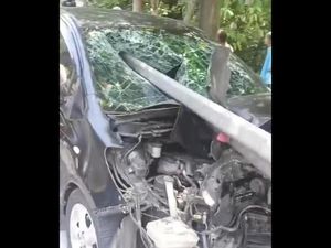 Ngeri! Mobil Tabrak Pembatas Jalan hingga Tembus Kaca di Bokong Semar Bantul