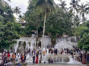 Wisata Aek Sijorni Tapsel Masih Ramai Pengunjung di Hari Pertama Kerja