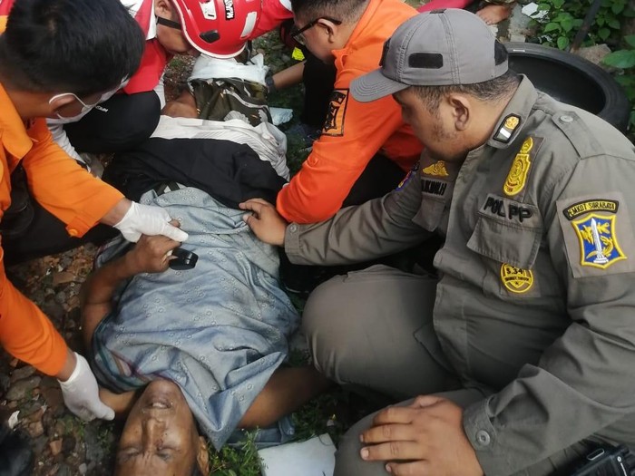 Lansia di Surabaya yang selamat usai tertabrak KA.