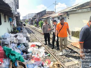 Kronologi Lansia Selamat Tertabrak KA di Surabaya Saat Pilah Botol Plastik