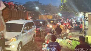 Truk Sampah Antre Berjam-jam di TPA Antang Makassar gegara 3 Alat Berat Rusak