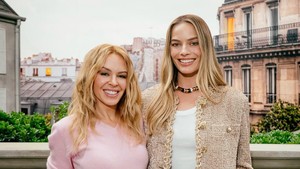 Margot Robbie Remake Video Klip Ikonis Kylie Minogue untuk Iklan Tas Chanel