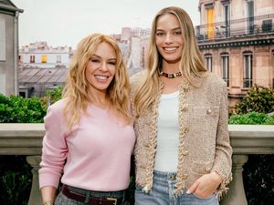 Margot Robbie Remake Video Klip Ikonis Kylie Minogue untuk Iklan Tas Chanel