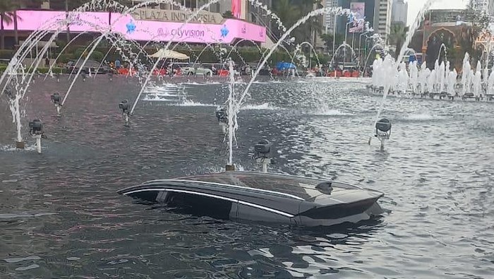 Mobil BYD masuk ke kolam Bundaran HI, Rabu (25/3/2026).