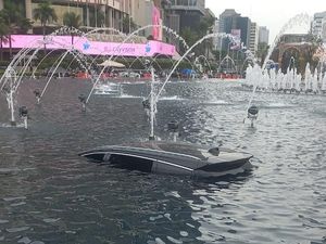 Mobil Listrik BYD M6 Nyemplung ke Kolam Bundaran HI, Ini Sebabnya