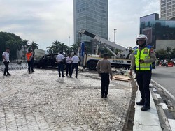 Tabrak Pembatas Jalan, Mobil Nyebur ke Kolam Air Mancur Bundaran HI