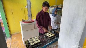 Pedagang Oleh-oleh Wingko Lamongan Laris Manis