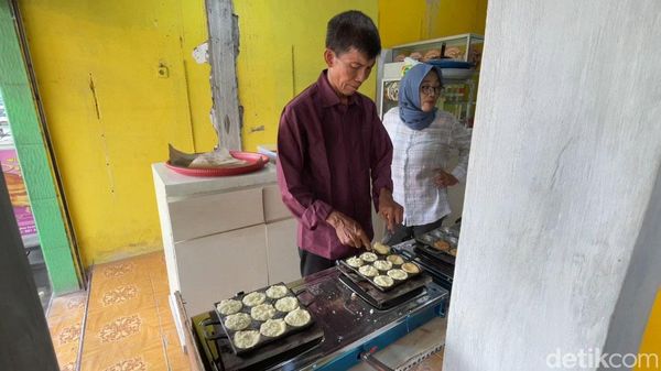 Pedagang Oleh-oleh Wingko Lamongan Laris Manis