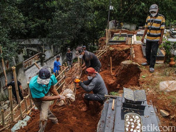 Pemakaman di Depok Ambles, Petugas Evakuasi Jenazah