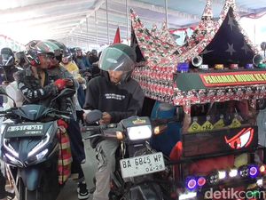 Pemudik Asal Padang Hiasi Bentor dengan Ornamen Rumah Gadang