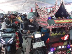Pemudik Asal Padang Hiasi Bentor dengan Ornamen Rumah Gadang