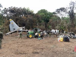 Pesawat Hercules C-130 Jatuh, Bangkai Pesawat Berserakan