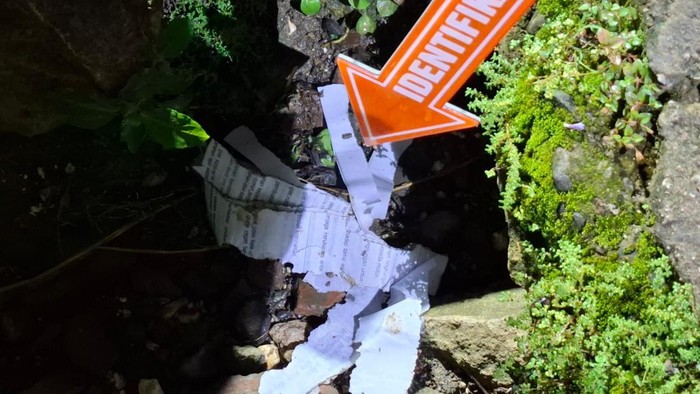 Petugas kepolisian melakukan olah TKP di lokasi kejadian di Dukuh Ngapus, Desa Ketringan, Kecamatan Jiken, Blora.