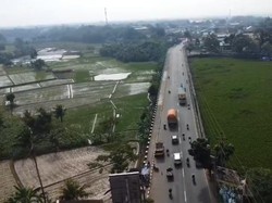 Polisi Pakai Drone Pantau Arus Balik di Jalan Alternatif Cibubur, Lalin Ramai