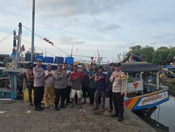 Polisi Patroli di Pesisir Tangerang, Ingatkan Kapal Tak Angkut Muatan Berlebih