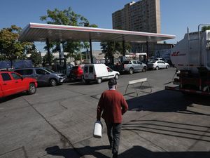 Potret Warga Serbu SPBU Jelang Kenaikan Harga BBM