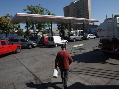 Potret Warga Serbu SPBU Jelang Kenaikan Harga BBM