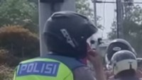 Viral Oknum Polisi Ngerokok di Motor, Langsung Disemprot Warga