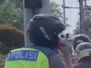 Viral Oknum Polisi Ngerokok di Motor, Langsung Disemprot Warga
