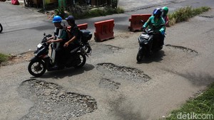 Baru Sebulan Diperbaiki, Jalan di Depok Kembali Rusak