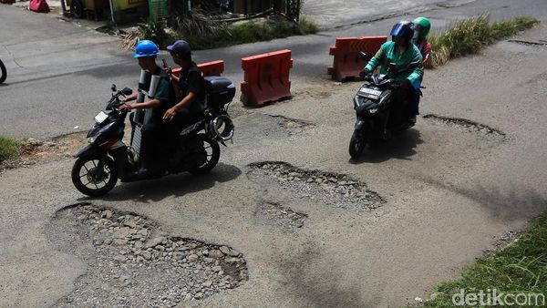 Baru Sebulan Diperbaiki, Jalan di Depok Kembali Rusak