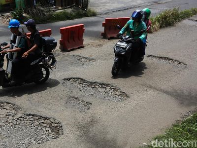 Baru Sebulan Diperbaiki, Jalan di Depok Kembali Rusak