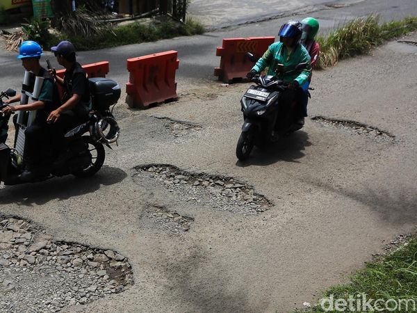 Baru Sebulan Diperbaiki, Jalan di Depok Kembali Rusak