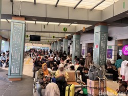 Arus Balik di Stasiun Senen, Pemudik Bawa Camilan Daerah Berkardus-kardus