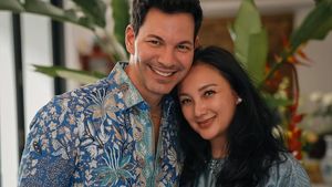 Gaya Lebaran Tata Cahyani dengan Bobby Tonelli