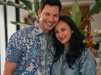 Gaya Lebaran Tata Cahyani dengan Bobby Tonelli