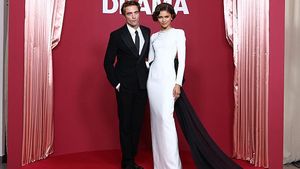 Foto: Zendaya Bak Pengantin Lagi di Red Carpet, Ceria Bareng Robert Pattinson