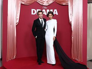 Foto: Zendaya Bak Pengantin Lagi di Red Carpet, Ceria Bareng Robert Pattinson