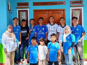 Nyentrik! Satu Keluarga di Garut Lebaran Pakai Jersey Persigar