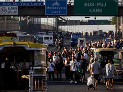 BBM Langka, Transportasi Hilang, Warga Filipina Jalan Kaki Massal