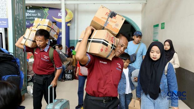 Arus balik Lebaran 2026 di Stasiun Pasar Senen, Jakarta Pusat, Kamis (26/3/2026) siang terpantau ramai. (CNBC Indonesia/Tri Susilo)