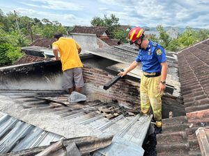 Balon Udara Jatuh di Atap Nyaris Membakar Rumah Warga Trenggalek